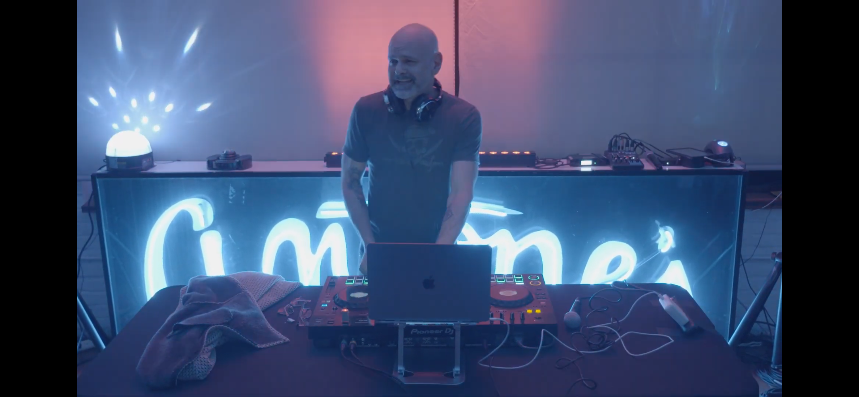 NOTOTO at the decks, Antone's